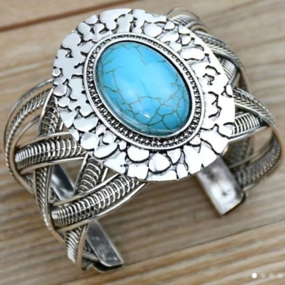 Beautiful Boho Turquoise & Silver Fashion Cuff Bracelet.